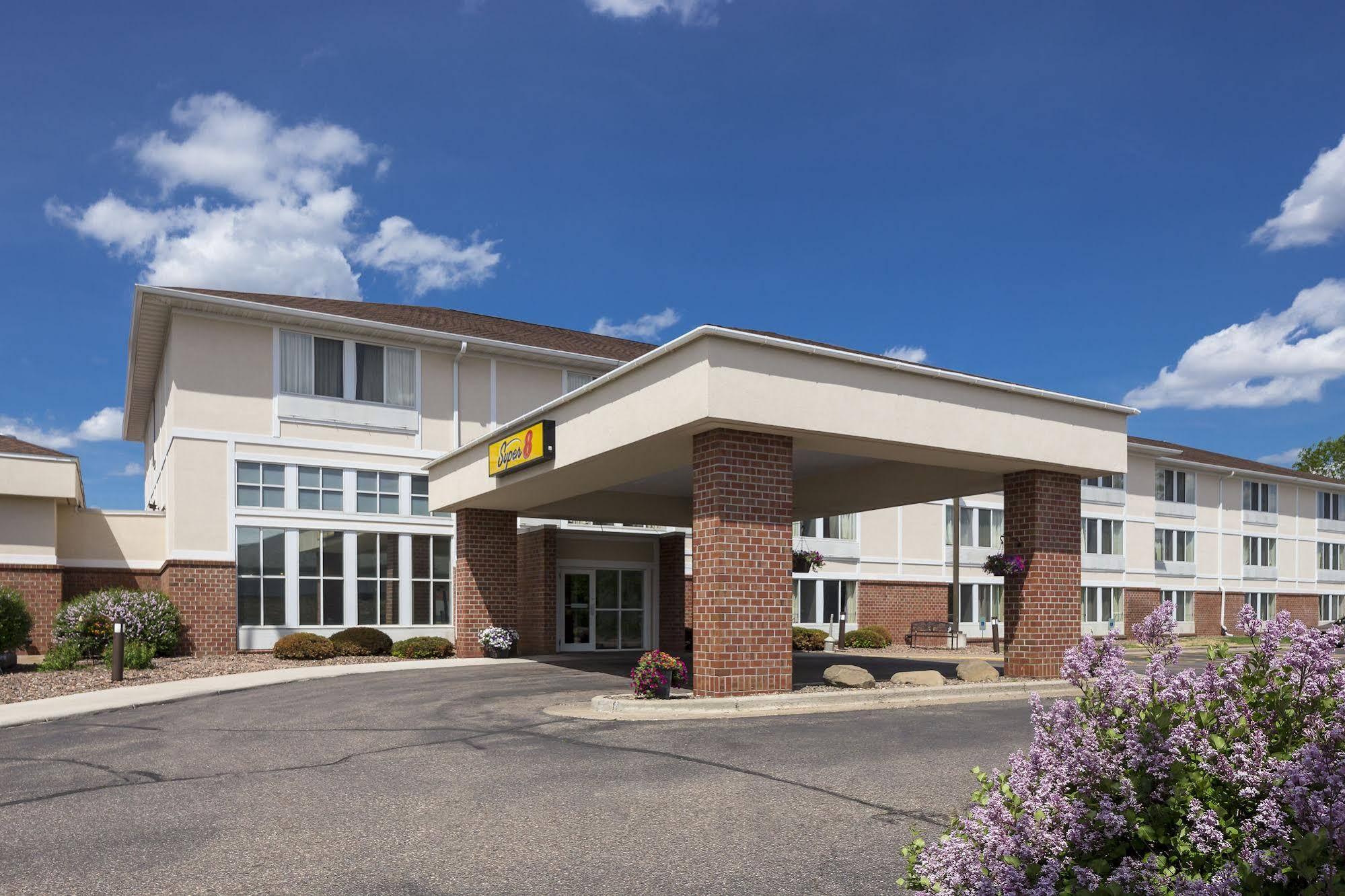 Motel Super 8 By Wyndham Menomonie Wi Exterior foto